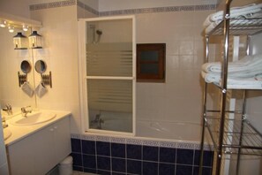 Badewanne, Haartrockner, Handtücher