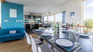 Una cucina moderna con zona pranzo apparecchiata per sei persone.