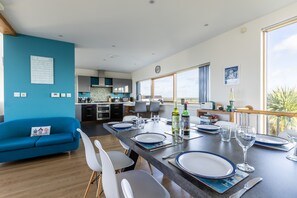 Dining - The View: Modern 4‑Bed Beach Retreat Sleeping 8 in Rhosneigr | Managed by Anglesey Holiday Lettings (Rhosneigr)