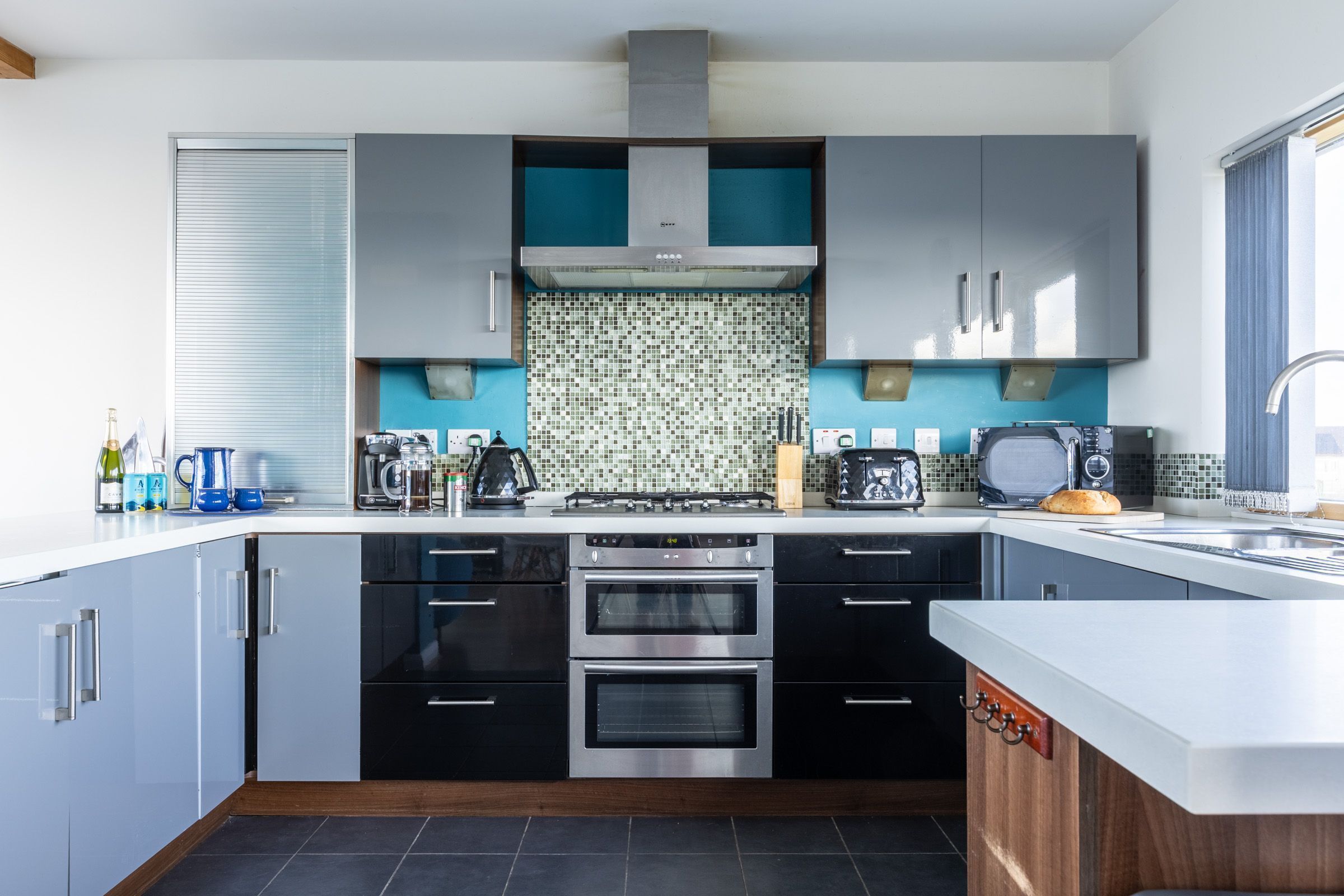 Mikrobølgeovn, ovn, oppvaskmaskin og høy barnestol