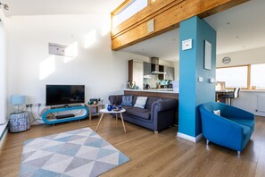 Smart TV, DVD player - The View: Modern 4‑Bed Beach Retreat Sleeping 8 in Rhosneigr | Managed by Anglesey Holiday Lettings (Rhosneigr)