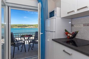 Kjøleskap, mikrobølgeovn, kaffetrakter/tekoker og brødrister