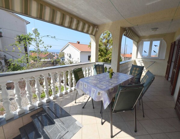 Outdoor dining - Apartment Martin 1 with Seaview (Malinska)