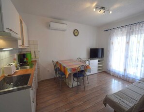 Refrigerador, cafetera/tetera, tostadora, utensilios de cocina