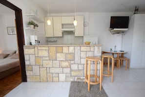 Apartamento, 1 quarto | Cozinha privada | Geladeira grande, fogão, cooktop, cafeteira/chaleira