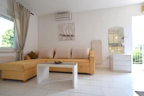 Apartment, 1 Bedroom | Living area