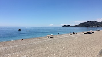 Una spiaggia nelle vicinanze