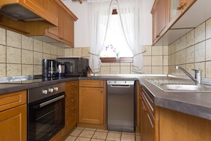 Appartement, 3 chambres | Cuisine privée | Réfrigérateur, micro-ondes, four, plaque de cuisson