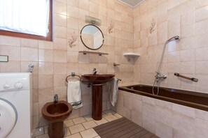 Apartment, 3 Bedrooms | Bathroom | Free toiletries, towels