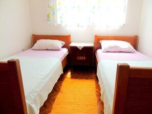 Apartment, 2 Schlafzimmer | Schreibtisch, kostenloses WLAN, Bettwäsche