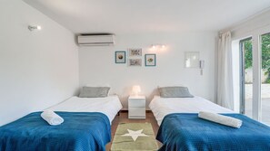 3 chambres, coffre-fort, bureau, fer et planche à repasser