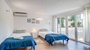 3 chambres, coffres-forts dans les chambres, bureau