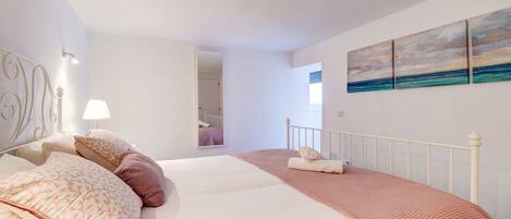 3 habitaciones, caja de seguridad en la habitación y escritorio