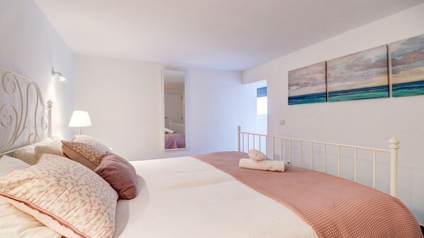 3 chambres, coffres-forts dans les chambres, bureau