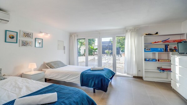 3 chambres, coffre-fort, bureau, fer et planche à repasser