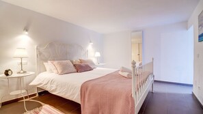 3 chambres, coffre-fort, bureau, fer et planche à repasser