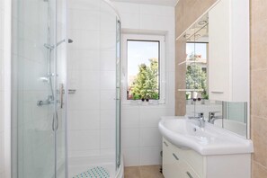 Shower, towels