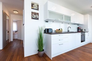 Geladeira, fogão, lava-louças, cafeteira/chaleira