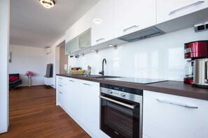 Kühlschrank, Ofen, Geschirrspüler, Wasserkocher mit Kaffee-/Teezubehör