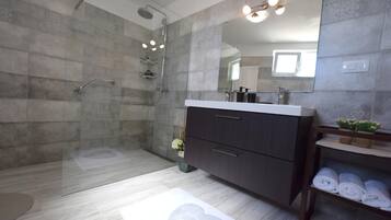 Villa, 3 Bedrooms | Bathroom | Shower, hair dryer, towels, soap
