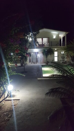 Property grounds - 5 bedroom Villa - Air-conditioned with Pool - La Maison des Voyageurs - Warang (MBOUR)