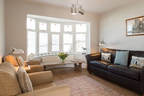 Smart TV, fireplace, DVD player