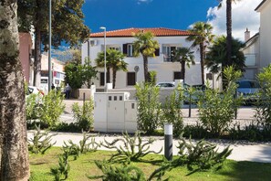 Property grounds - Apartment Ivona with Seaview (Malinska)