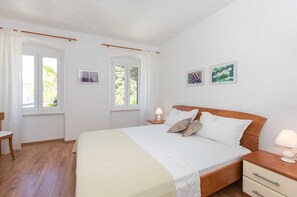 2 bedrooms, free WiFi, bed sheets - Apartment Ivona with Seaview (Malinska)