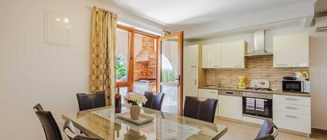 Kühlschrank, Ofen, Geschirrspüler, Wasserkocher mit Kaffee-/Teezubehör