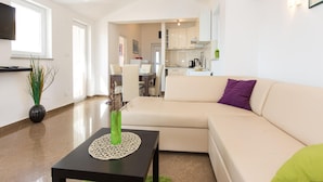 Appartement, 2 slaapkamers, uitzicht op zee (383 - 2.kat) | Woonruimte | Een flatscreentelevisie