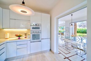 Kühlschrank, Ofen, Geschirrspüler, Kochgeschirr/Geschirr/Besteck