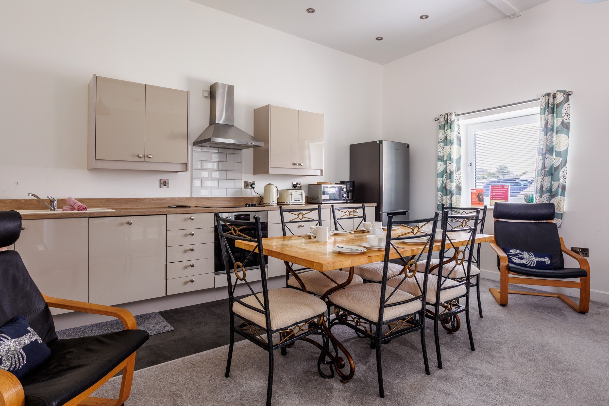 Een magnetron, een oven, een vaatwasser, een broodrooster