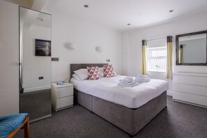 3 habitaciones, tabla de planchar con plancha y cuna de viaje 