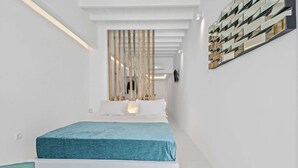 Une chambre moderne avec un lit, une cloison en lattes de bois et un miroir fixé au mur.