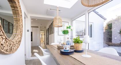 Hafan : Pet-Friendly 3‑Bed Bungalow with Sea Views in Rhosneigr | Managed by Anglesey Holiday Lettin