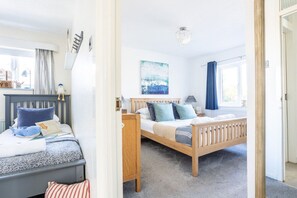 King-sized bedroom, comfortable accommodation at pet-friendly beachside holiday bungalow in Rhosneigr, Anglesey - Hafan: Pet-friendly beach-front holiday cottage in Rhosneigr (Rhosneigr)