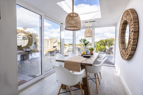 Hafan : Pet-Friendly 3‑Bed Bungalow with Sea Views in Rhosneigr | Managed by Anglesey Holiday Lettin