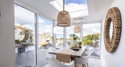 Hafan : Pet-Friendly 3‑Bed Bungalow with Sea Views in Rhosneigr | Managed by Anglesey Holiday Lettin