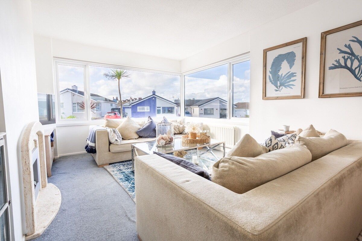 Warm and welcoming living room with electric fireplace and smart TV, pet-friendly holiday bungalow in Rhosneigr, Anglesey