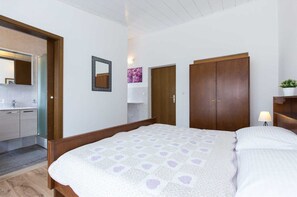 1 bedroom, free WiFi, bed sheets