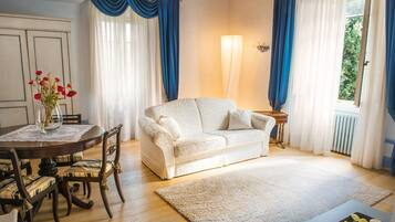 TV, caminetto, lettore DVD