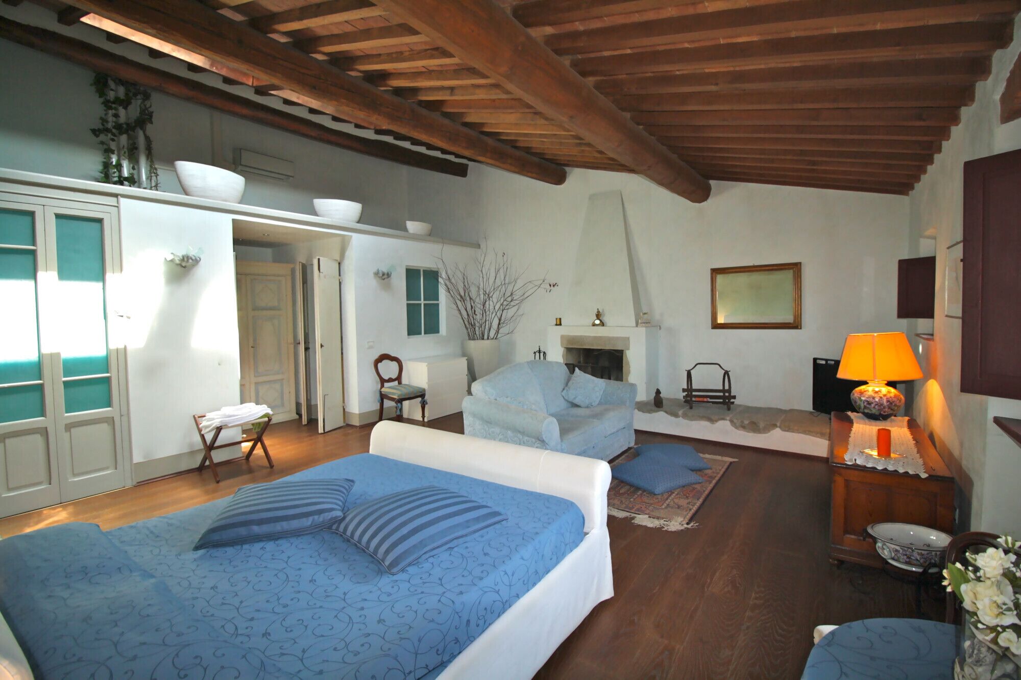 Tv, eldstad och dvd-spelare