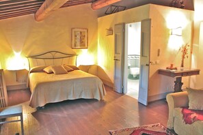 12 bedrooms, desk, iron/ironing board, Internet