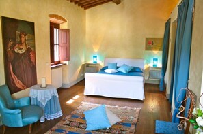 12 bedrooms, desk, internet, bed sheets