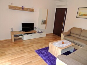 Appartement, 3 chambres (437 fist floor) | Salle de séjour | Télévision à écran plat