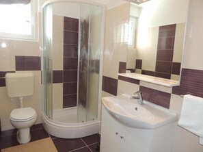 Appartement, 3 chambres (438 second floor) | Salle de bain | Douche, serviettes fournies, savon, papier de toilette
