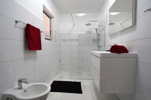 Baignoire, baignoire Ă jets, serviettes fournies