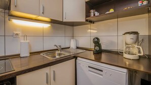 Coffee/tea maker, fridge, microwave, oven - Apartment Šop with balcony (Čižići)
