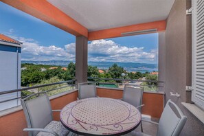 Outdoor dining - Apartment Šop with balcony (Čižići)