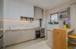 Geladeira, fogão, cafeteira/chaleira, torradeira